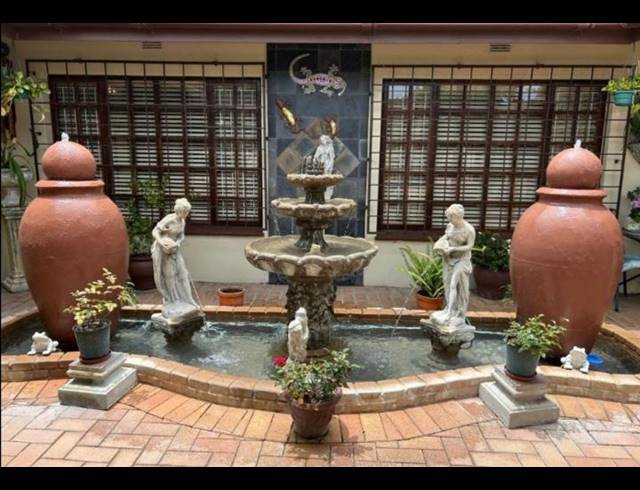 6 BEDROOM HOUSE FOR SALE IN MEER EN SEE